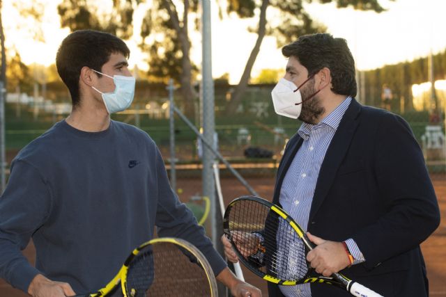 López Miras traslada a Carlos Alcaraz el orgullo, el apoyo y la suerte de la Región de Murcia para sus próximas competiciones - 3, Foto 3
