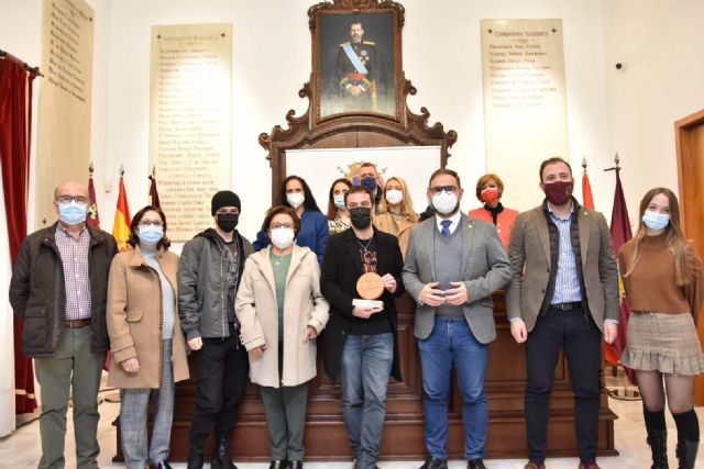 El Ayuntamiento de Lorca reconoce al escritor lorquino y Premio Planeta 2021, Agustín Martínez, con el 'Medallón del Sol' - 1, Foto 1