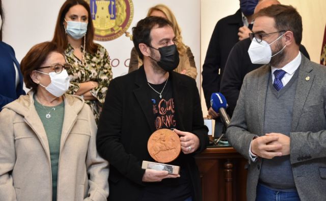 El Ayuntamiento de Lorca reconoce al escritor lorquino y Premio Planeta 2021, Agustín Martínez, con el 'Medallón del Sol' - 2, Foto 2