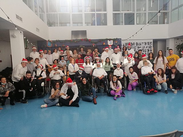El centro de día de personas con discapacidad intelectual celebra la fiesta de navidad, Foto 1