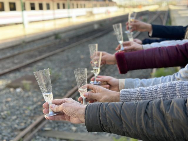MC brinda con los vecinos por la llegada del AVE a Cartagena - 1, Foto 1