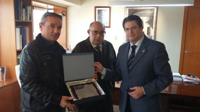 La Asociación de Cazadores de Lorca entrega al Alcalde una ayuda de 800 euros para la Mesa Solidaria - 1, Foto 1