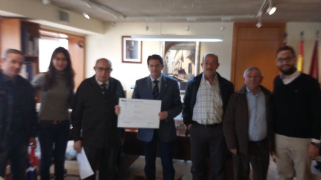 La Asociación de Cazadores de Lorca entrega al Alcalde una ayuda de 800 euros para la Mesa Solidaria - 3, Foto 3