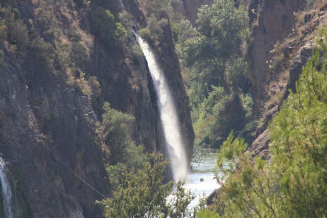 Imagen de archivo de uno de los pozos del Sinclinal de Calasparra vertiendo agua al río Segura., Foto 1