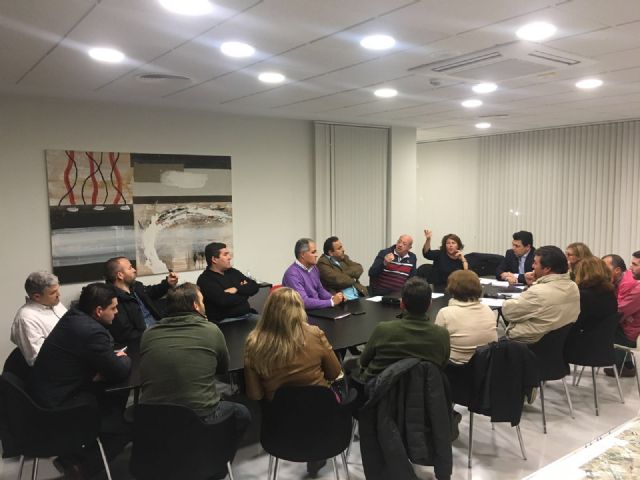 El alcalde y equipo de Gobierno se comprometen con los vecinos de EuroRoda a trabajar juntos para la mejora de la urbanización - 1, Foto 1