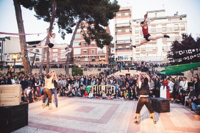 Blanca acoge el espectáculo circense ´Todo En-Caja´ de la compañía murciana Up Arte que se verá por primera vez en la Región de Murcia - 1, Foto 1