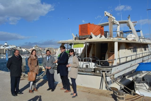 Fomento desarrolla actuaciones para llevar a tierra el yate Jazmine, abandonado en el puerto de Águilas - 1, Foto 1
