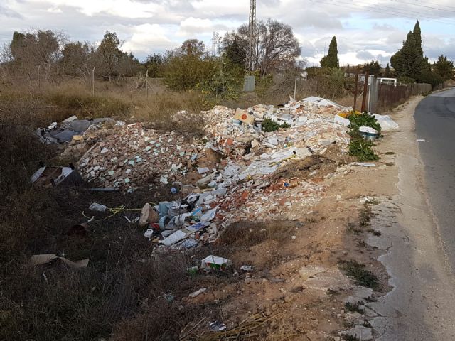 Cambiemos Murcia denuncia un vertedero ilegal en el camino de la Almazara de Guadalupe - 1, Foto 1
