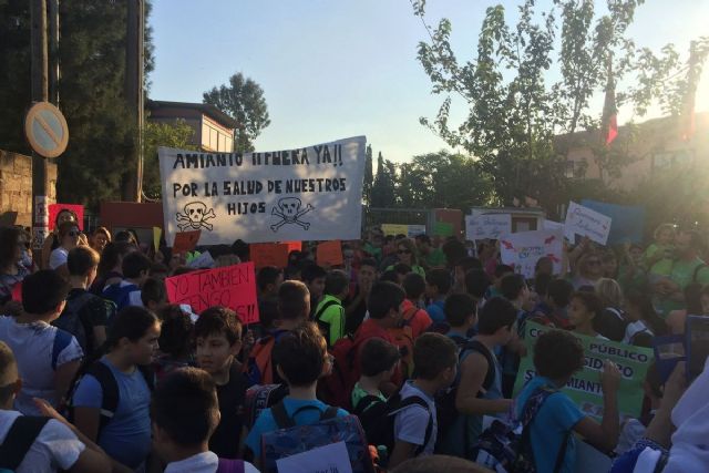 El Ayuntamiento lleva mas de dos años exigiendo la retirada del fibrocemento de los centros educativos y aportando documentacion - 1, Foto 1