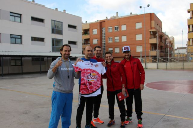 Los jugadores de ElPozo Murcia FS, Fabio, Xuxa y Fernando Drasler comparten la jornada con más de 300 alumnos/as del CEIP Mirasierra de Torreagüera - 1, Foto 1