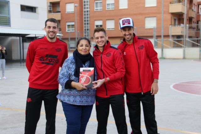 Los jugadores de ElPozo Murcia FS, Fabio, Xuxa y Fernando Drasler comparten la jornada con más de 300 alumnos/as del CEIP Mirasierra de Torreagüera - 2, Foto 2
