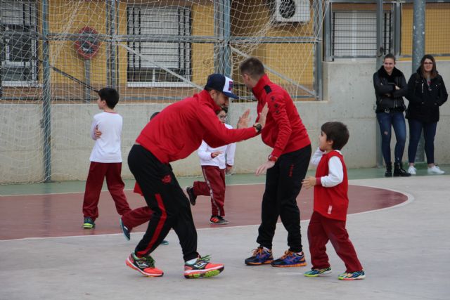 Los jugadores de ElPozo Murcia FS, Fabio, Xuxa y Fernando Drasler comparten la jornada con más de 300 alumnos/as del CEIP Mirasierra de Torreagüera - 3, Foto 3