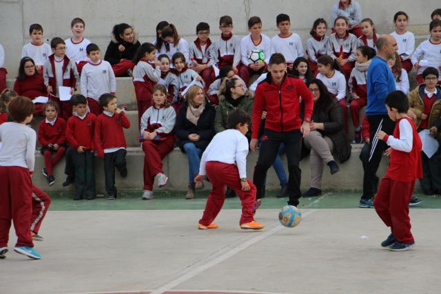 Los jugadores de ElPozo Murcia FS, Fabio, Xuxa y Fernando Drasler comparten la jornada con más de 300 alumnos/as del CEIP Mirasierra de Torreagüera - 4, Foto 4