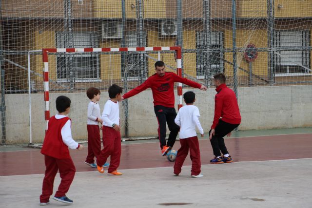 Los jugadores de ElPozo Murcia FS, Fabio, Xuxa y Fernando Drasler comparten la jornada con más de 300 alumnos/as del CEIP Mirasierra de Torreagüera - 5, Foto 5