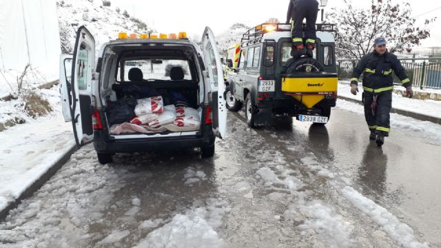 El Servicio Municipal de Emergencias limpia de nieve y hielo casi 50 kms. de carreteras del término municipal durante la jornada del domingo en el marco del Plan Territorial de Emergencias de Lorca - 1, Foto 1