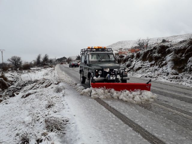 El Servicio Municipal de Emergencias limpia de nieve y hielo casi 50 kms. de carreteras del término municipal durante la jornada del domingo en el marco del Plan Territorial de Emergencias de Lorca - 3, Foto 3