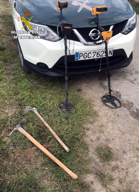 La Guardia Civil sorprende en Cehegín a tres presuntos expoliadores con piezas arqueológicas - 2, Foto 2