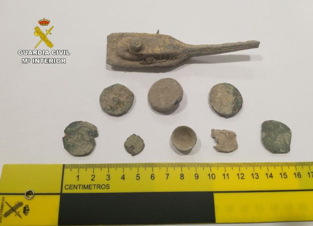 La Guardia Civil sorprende en Cehegín a tres presuntos expoliadores con piezas arqueológicas - 5, Foto 5