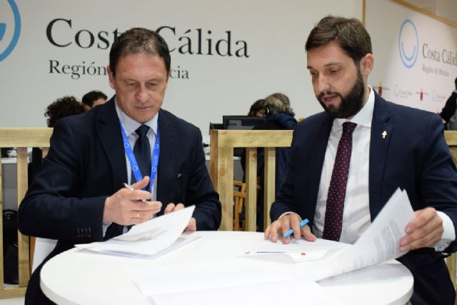 El ayuntamiento y el ITREM firman en Fitur el convenio para el desarrollo y promoción de la ruta 8 de EuroVelo - 1, Foto 1