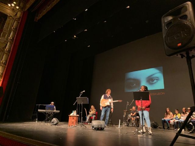 Más de 800 estudiantes de Secundaria disfrutan en el Teatro Romea del concierto por la Paz y la Igualdad de Género - 3, Foto 3