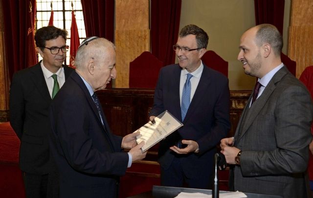 El Salón de Plenos acoge el nombramiento del Bernardo Kliksberg, ´padre de la RSC´, como decano de su escuela homónima - 1, Foto 1