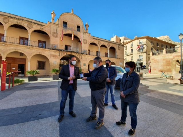 El alcalde de Lorca hace entrega de los 100 litros de aceite procedente de los 500 kilos de aceitunas recogidos de los olivos municipales a la Asociación 'El Buen Camino' - 1, Foto 1