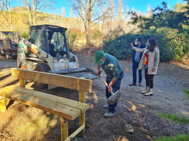 El Ayuntamiento suprime zonas de merenderos en las Fuentes del Marqués, al tiempo que repone bancos rotos y coloca nuevos para el descanso en el paseo - 2, Foto 2
