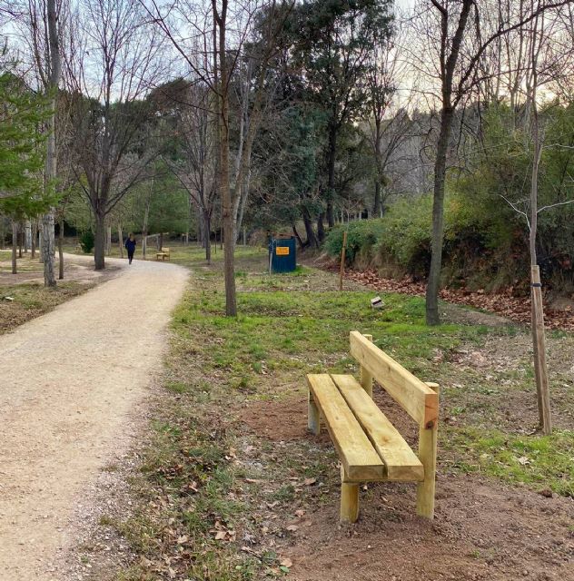 El Ayuntamiento suprime zonas de merenderos en las Fuentes del Marqués, al tiempo que repone bancos rotos y coloca nuevos para el descanso en el paseo - 3, Foto 3