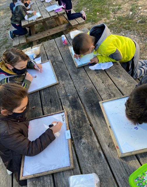El Ayuntamiento suprime zonas de merenderos en las Fuentes del Marqués, al tiempo que repone bancos rotos y coloca nuevos para el descanso en el paseo - 4, Foto 4