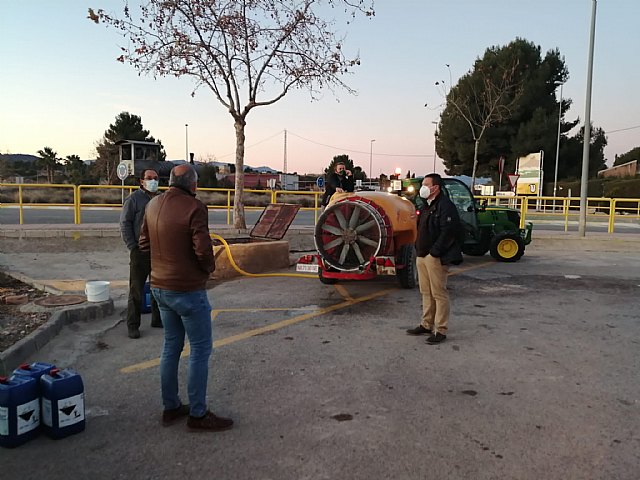 Los agricultores de Mula se unen a las tareas de desinfección de calles y plazas del municipio - 1, Foto 1