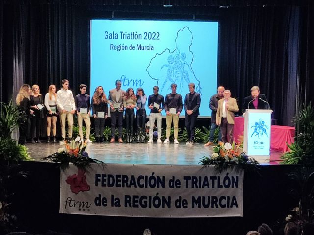 La Federación de Triatlón premia a los mejores deportistas de la temporada 2022 en una gala celebrada en el Teatro Victoria de Blanca - 1, Foto 1
