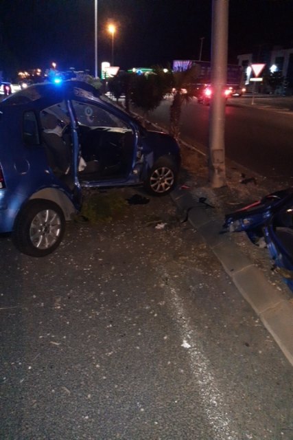 Dos personas heridas al colisionar un turismo contra una farola en la rotonda de Torre Montijo, Molina de Segura - 2, Foto 2
