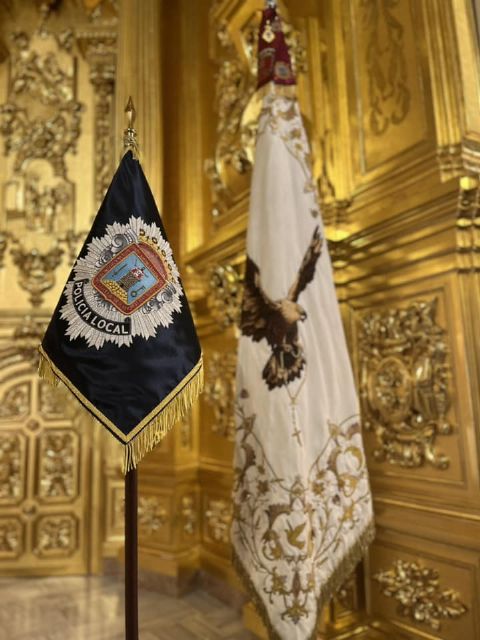 El Paso Blanco entrega a la Policía Local un banderín bordado en sedas y oro - 1, Foto 1