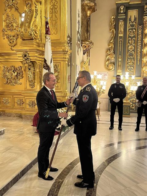 El Paso Blanco entrega a la Policía Local un banderín bordado en sedas y oro - 2, Foto 2