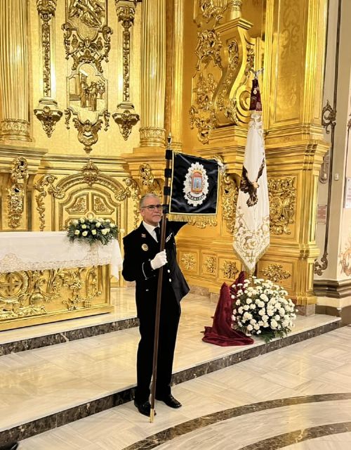 El Paso Blanco entrega a la Policía Local un banderín bordado en sedas y oro - 3, Foto 3