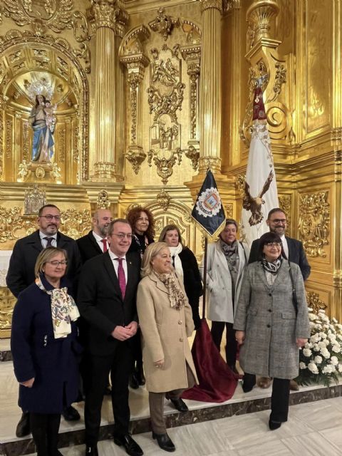 El Paso Blanco entrega a la Policía Local un banderín bordado en sedas y oro - 4, Foto 4