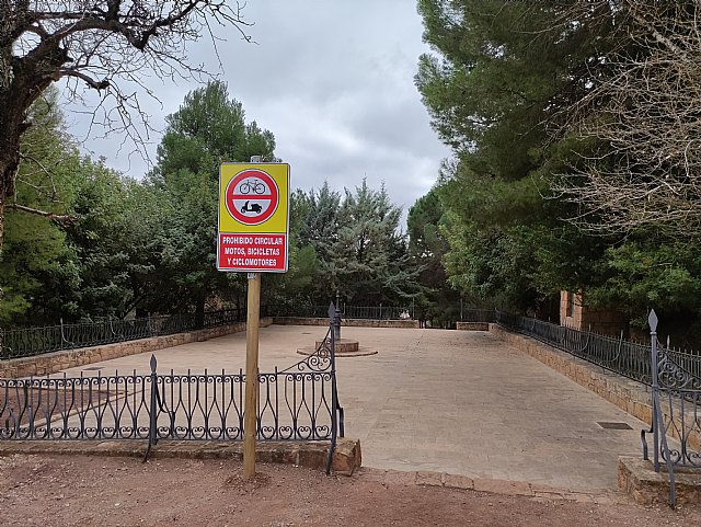 Colocan una señal vertical para regular el paso de motos y bicicletas en la plaza de los Cuatro Chorros en La Santa, Foto 1
