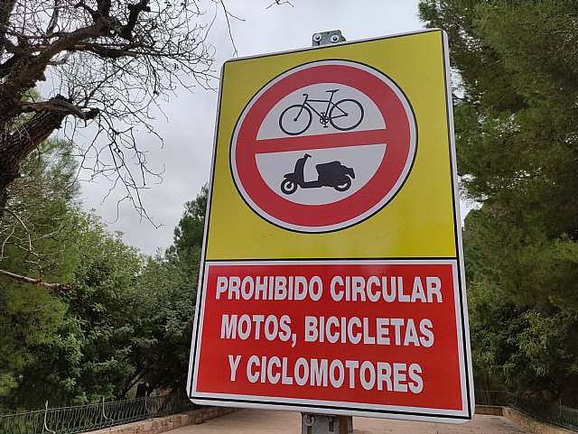 Colocan una señal vertical para regular el paso de motos y bicicletas en la plaza de los Cuatro Chorros en La Santa, Foto 2