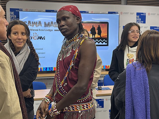El guerrero masai charla con universitarios de Murcia para animarles a crear proyectos con propósito - 1, Foto 1