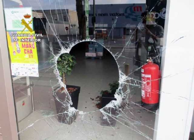 La Guardia Civil desmantela un grupo criminal al que atribuye cerca de medio centenar de robos en comercios de San Javier - 3, Foto 3