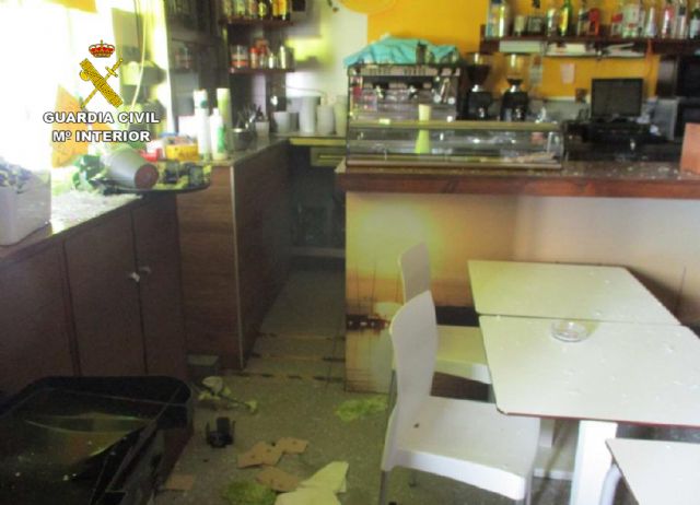 La Guardia Civil desmantela un grupo criminal al que atribuye cerca de medio centenar de robos en comercios de San Javier - 4, Foto 4