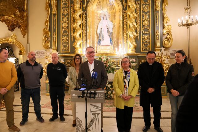 El Ayuntamiento entrega un 'ambón' de forja y dos bancos reclinatorios al Paso Blanco para la capilla del Rosario - 2, Foto 2