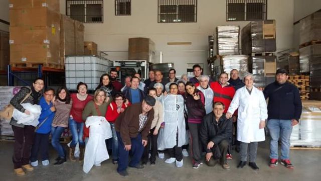 Usuarios del Centro de Día para Personas con Enfermedad Mental visitan las instalaciones de la empresa pastelera 