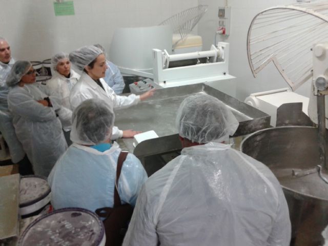 Users of the Day Centre for Persons with Mental Illness visit the facilities of the pastry business "Vigala", Foto 2