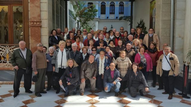 Los mayores pinatarenses disfrutaron conociendo los rincones de la capital - 1, Foto 1