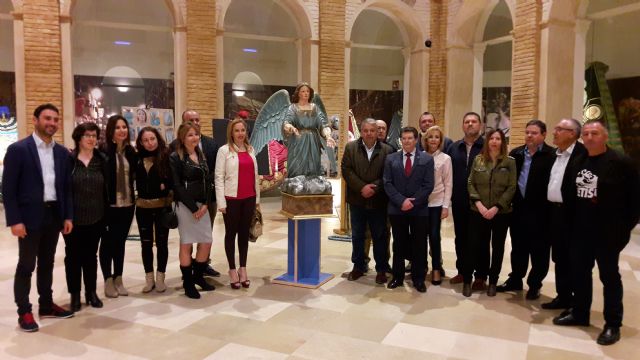 El Alcalde entrega al Paso Azul un ángel  de los años 20 restaurado por los alumnos del taller de Talla de Elementos Decorativos en Madera desarrollado por el Ayuntamiento - 1, Foto 1