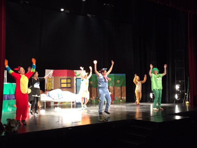 Los padres y madres del colegio Fontes toman el escenario del CAES con Rojito está enfadado - 1, Foto 1