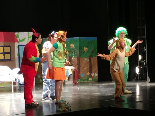 Los padres y madres del colegio Fontes toman el escenario del CAES con Rojito está enfadado - 2, Foto 2