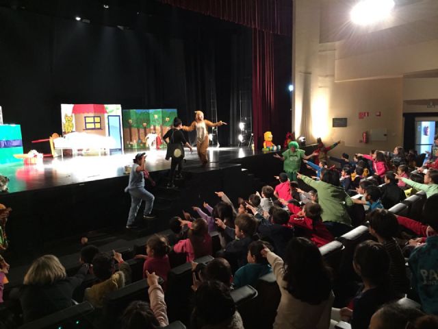 Los padres y madres del colegio Fontes toman el escenario del CAES con Rojito está enfadado - 3, Foto 3