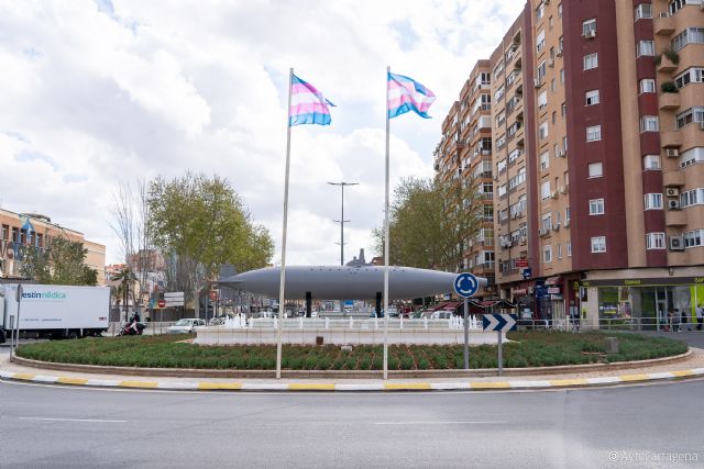 La bandera Trans ondea en la Fuente del Submarino Peral para dar visibilidad a este colectivo - 1, Foto 1